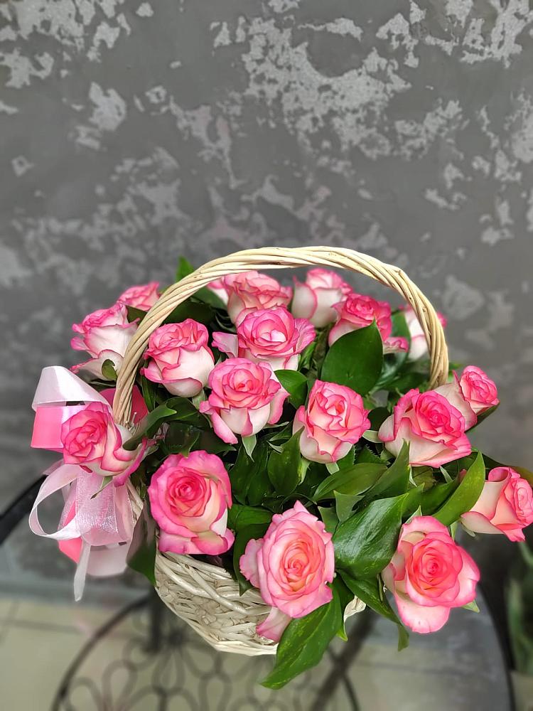 Цветочная композиция из Розы в корзине в Пустоши