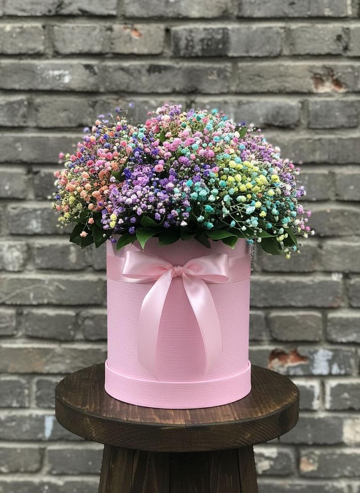 Цветочная композиция из Гипсофила и Розы в шляпной коробке в Пустоши