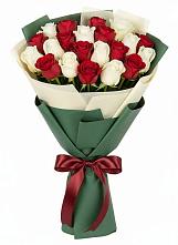 Букет Микс из красных и белых роз в Пустоши