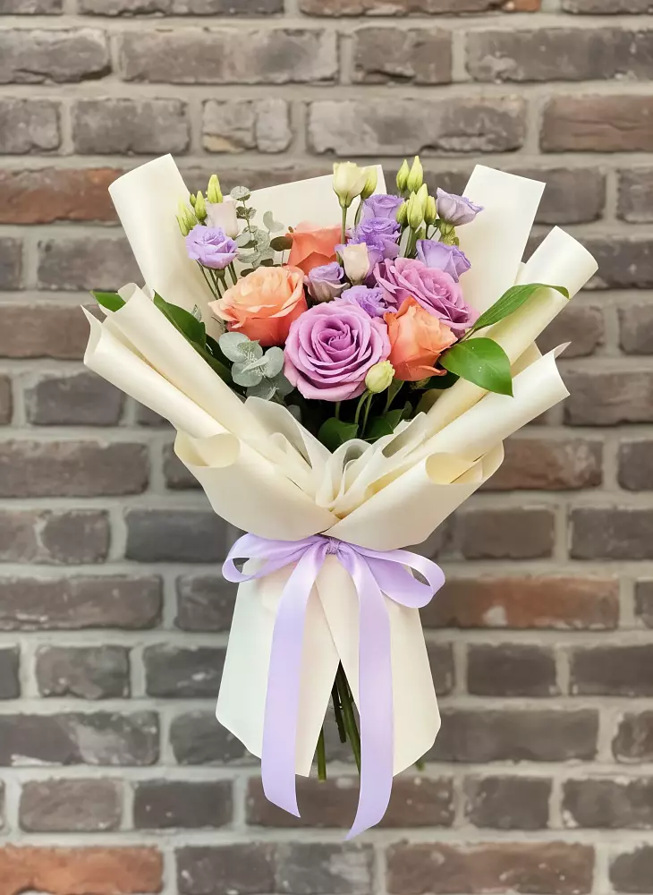 Букет цветов из: Лизиантусы и Розы в Пустоши