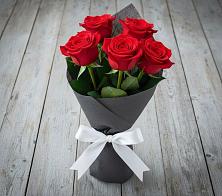 Букет 5 Красных роз Эдлесс Лав в Пустоши