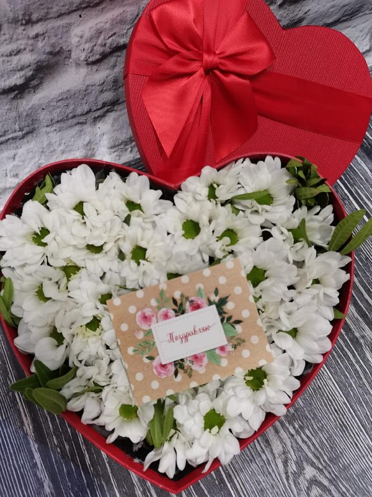 Цветочная композиция из Хризантемы в виде сердца в Пустоши