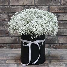 Цветочная композиция из Гипсофила в шляпной коробке в Пустоши