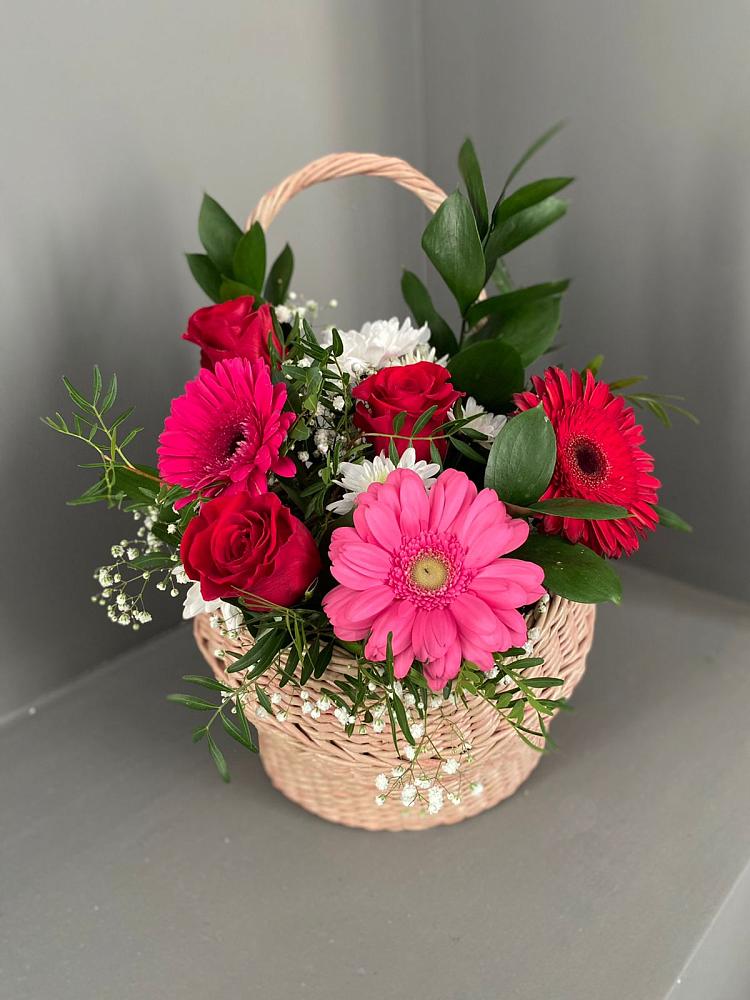 Цветочная композиция из Розы, Хризантемы и Герберы в корзине в Пустоши