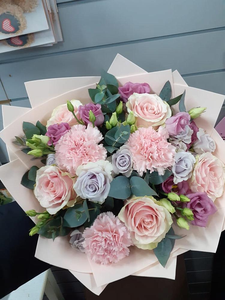 Букет цветов из: Розы, Гвоздики и Лизиантусы в Пустоши